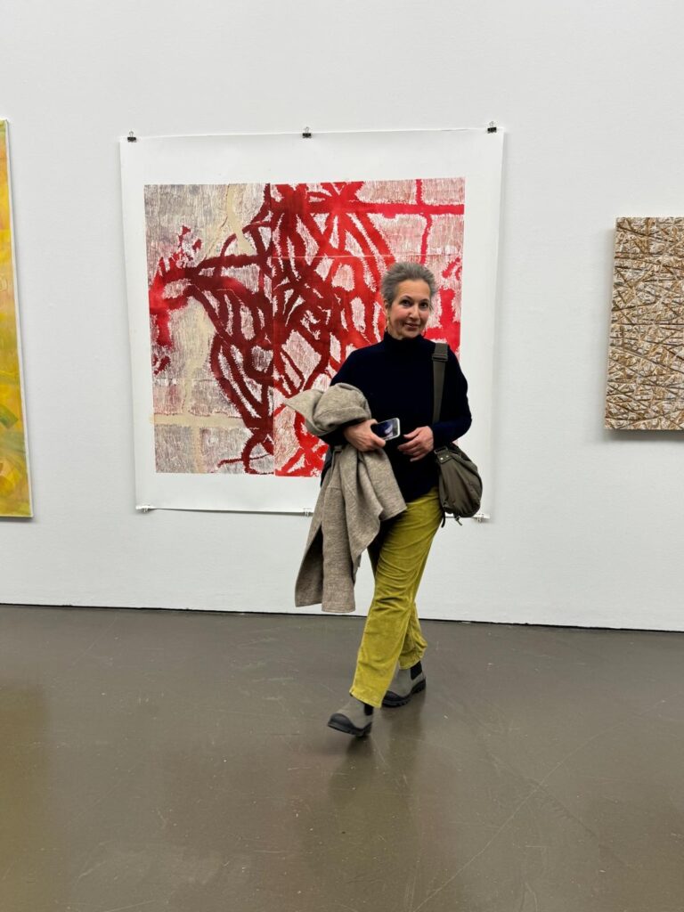 Portrait der Künstlerin in einer Ausstellung