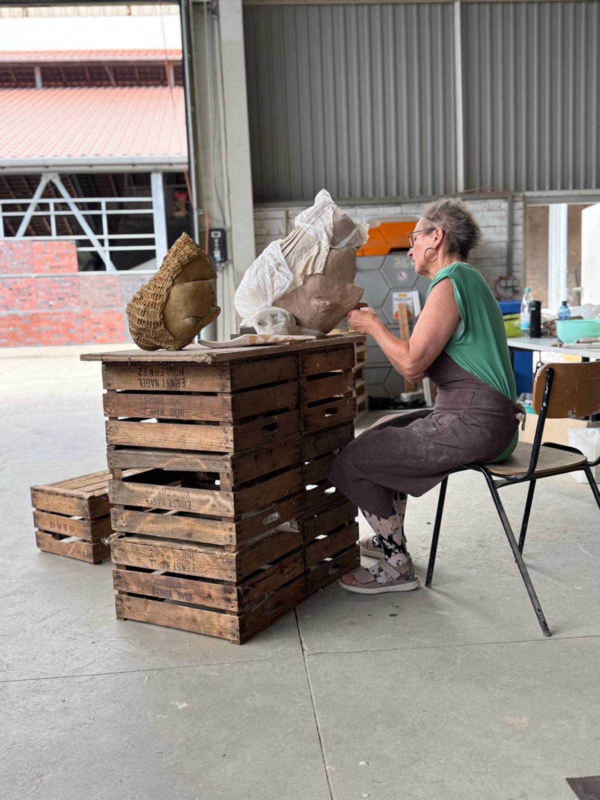 Die Künstlerin bei der Arbeit im Atelier